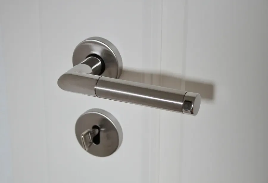 Lever door handle with a thumb turn – identifying types of door locks in the UK such as thumbturn euro cylinders, Locksmith Sheffield guide for Sheffield homes
